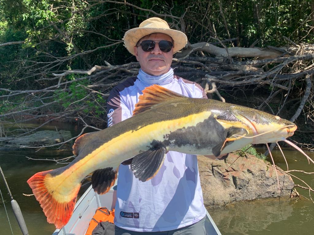 Pescador com pirarara troféu no Rio Sucunduri
